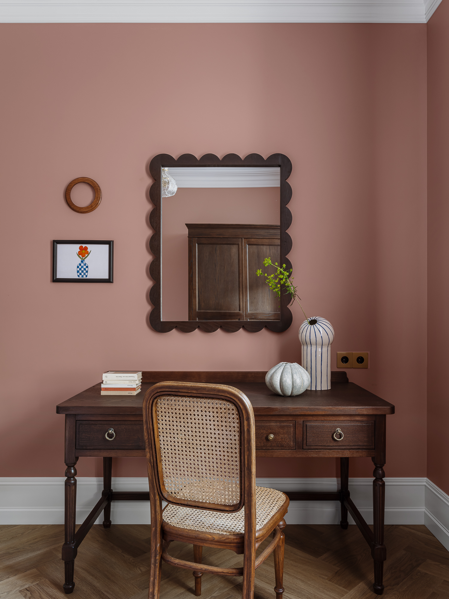bureau dans chambre contemporaine mur vieux rose 