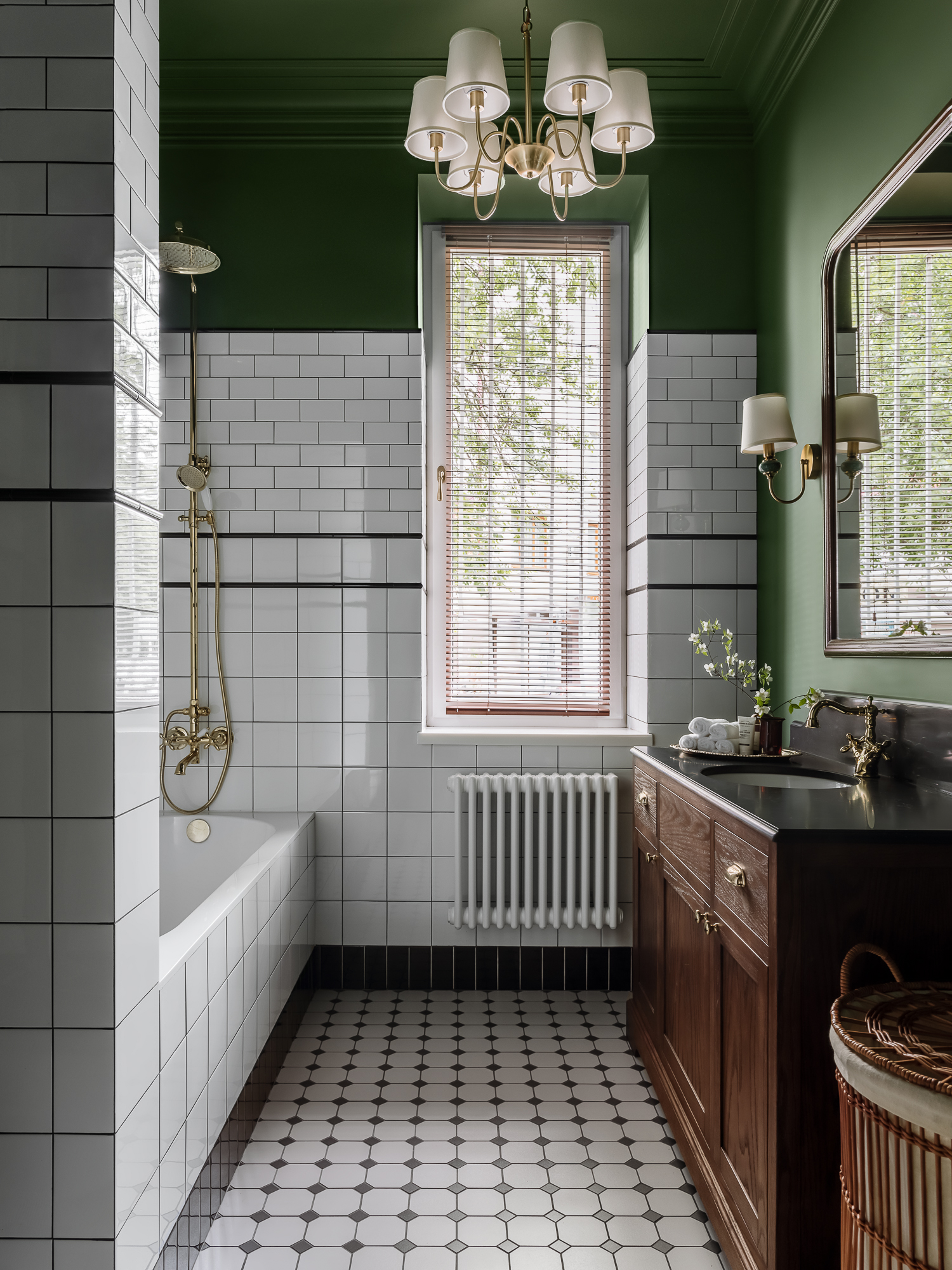 salle de bain murs et plafond vert sol cabochons noirs