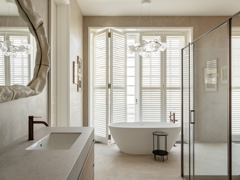salle de bain avec baignoire design îlot décoration contemporaine