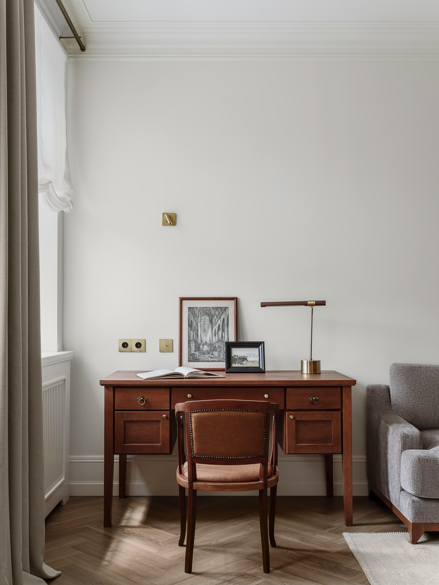 salon décoration classique chic avec coin bureau