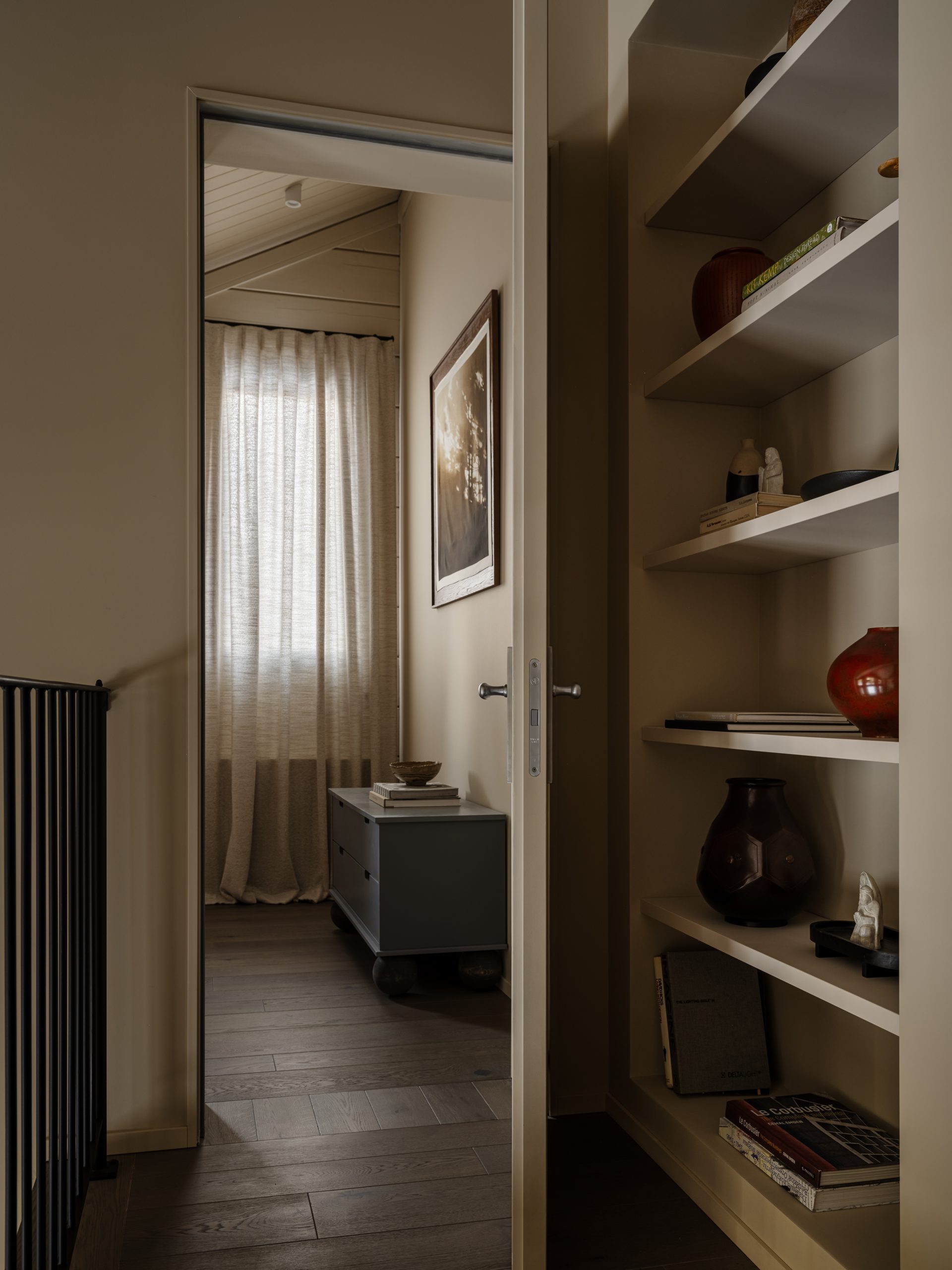couloir avec bibliothèque