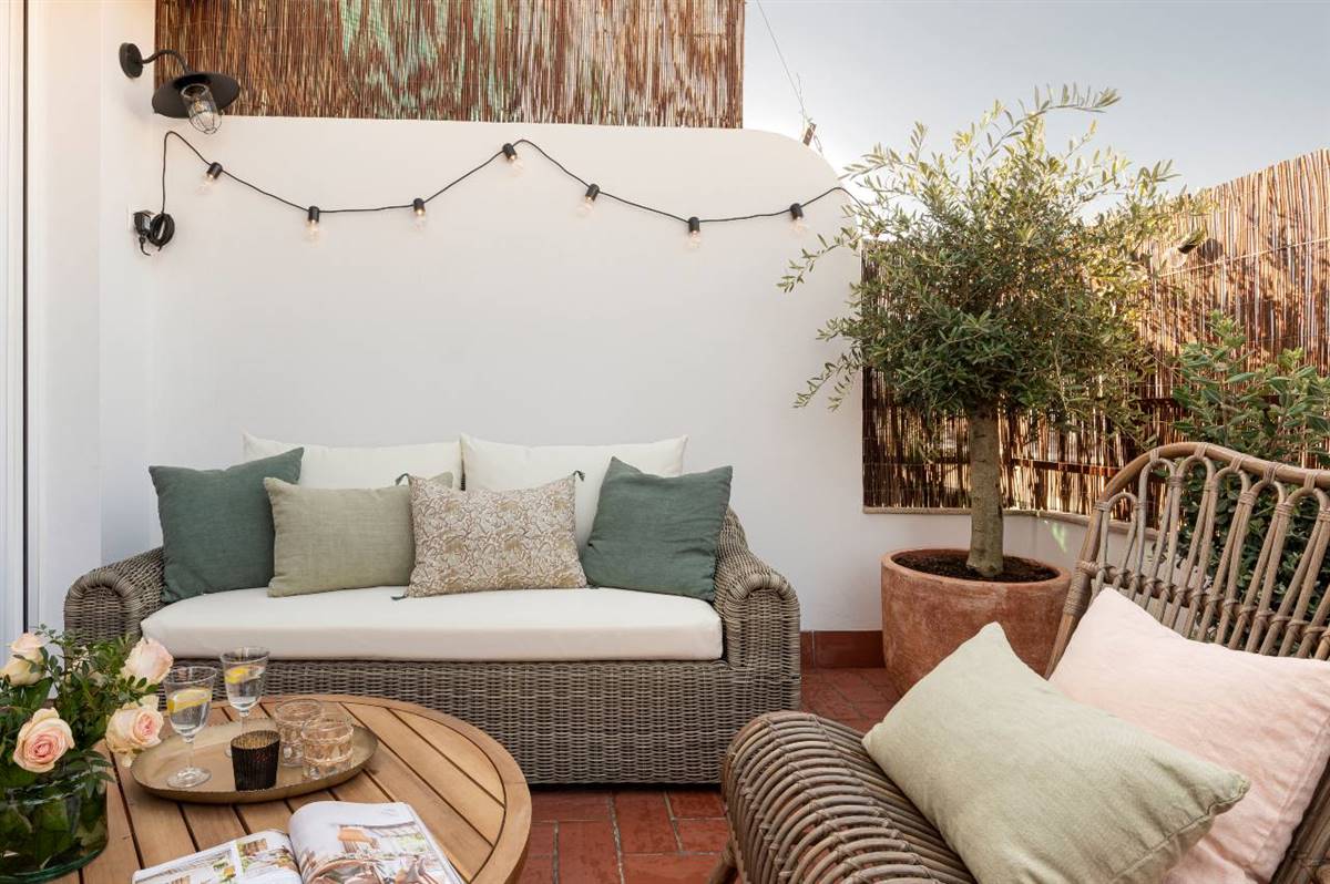 salon extérieur sur terrasse avec brise-vue en canisses