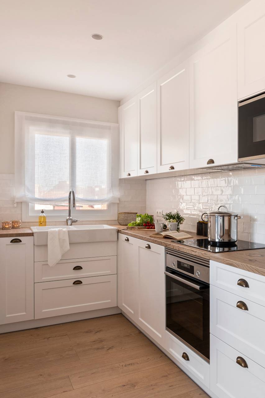 cuisine blanche en L appartement 45m2 avec grande terrasse
