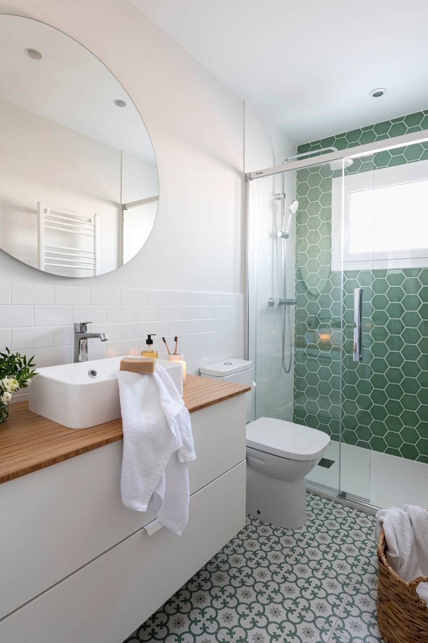 salle de bain blanche et verte
