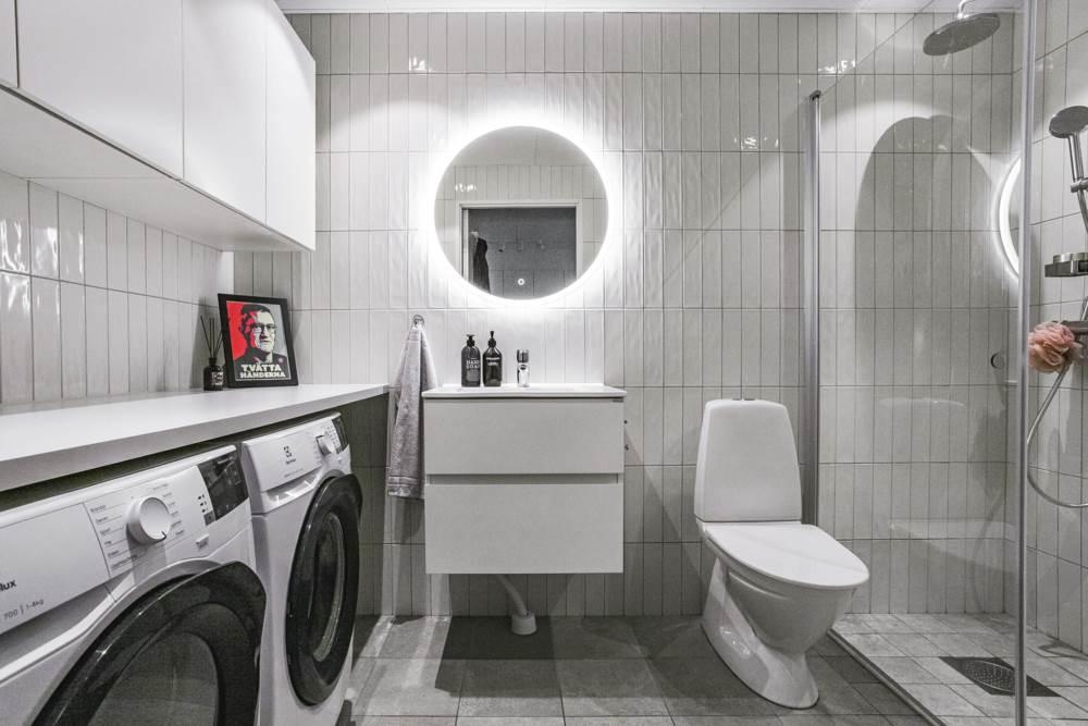 salle de bain design blanche avec espace buanderie