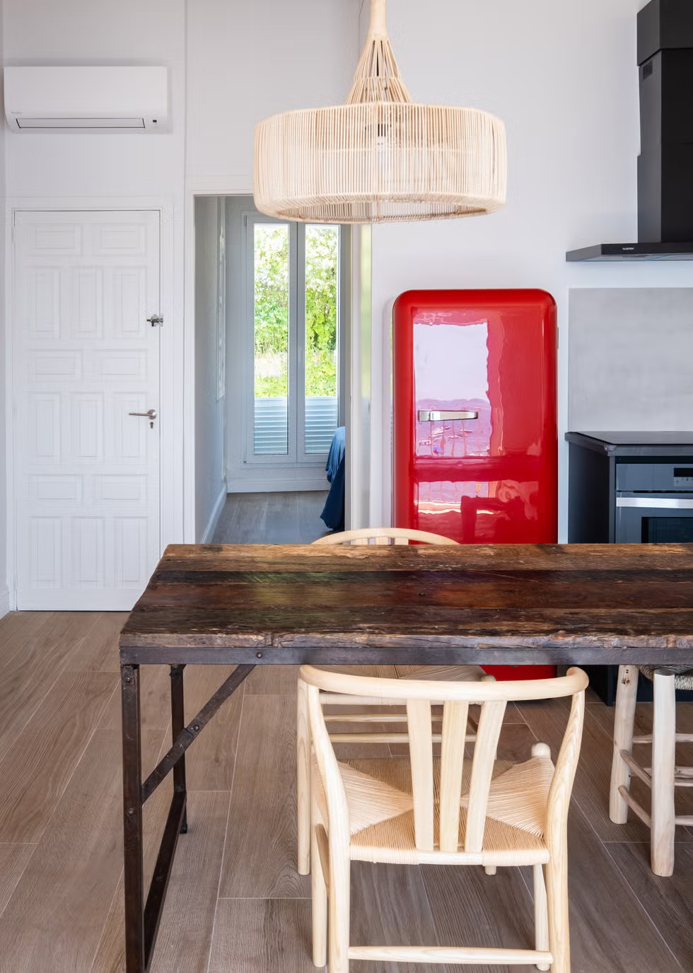 cuisine ouverte avec smeg rouge et salle à manger deux-pièces 37m2 cuisine ouverte avec smeg rouge et salle à manger deux-pièces 37m2