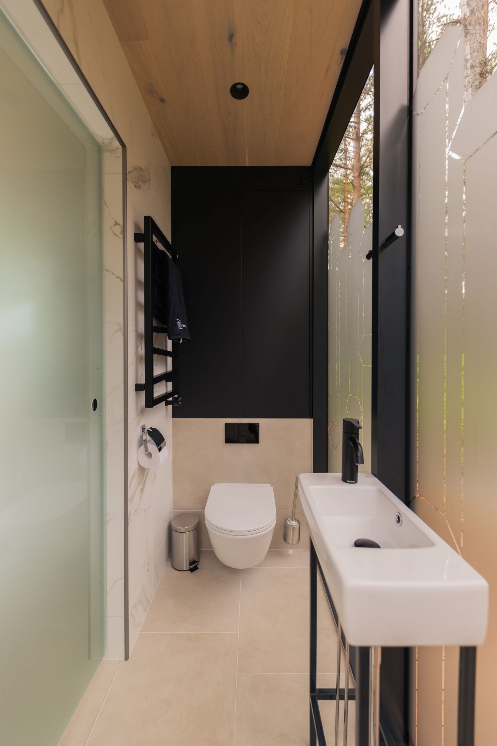 salle de bain design avec fenêtre sablée salle de bain design avec fenêtre sablée