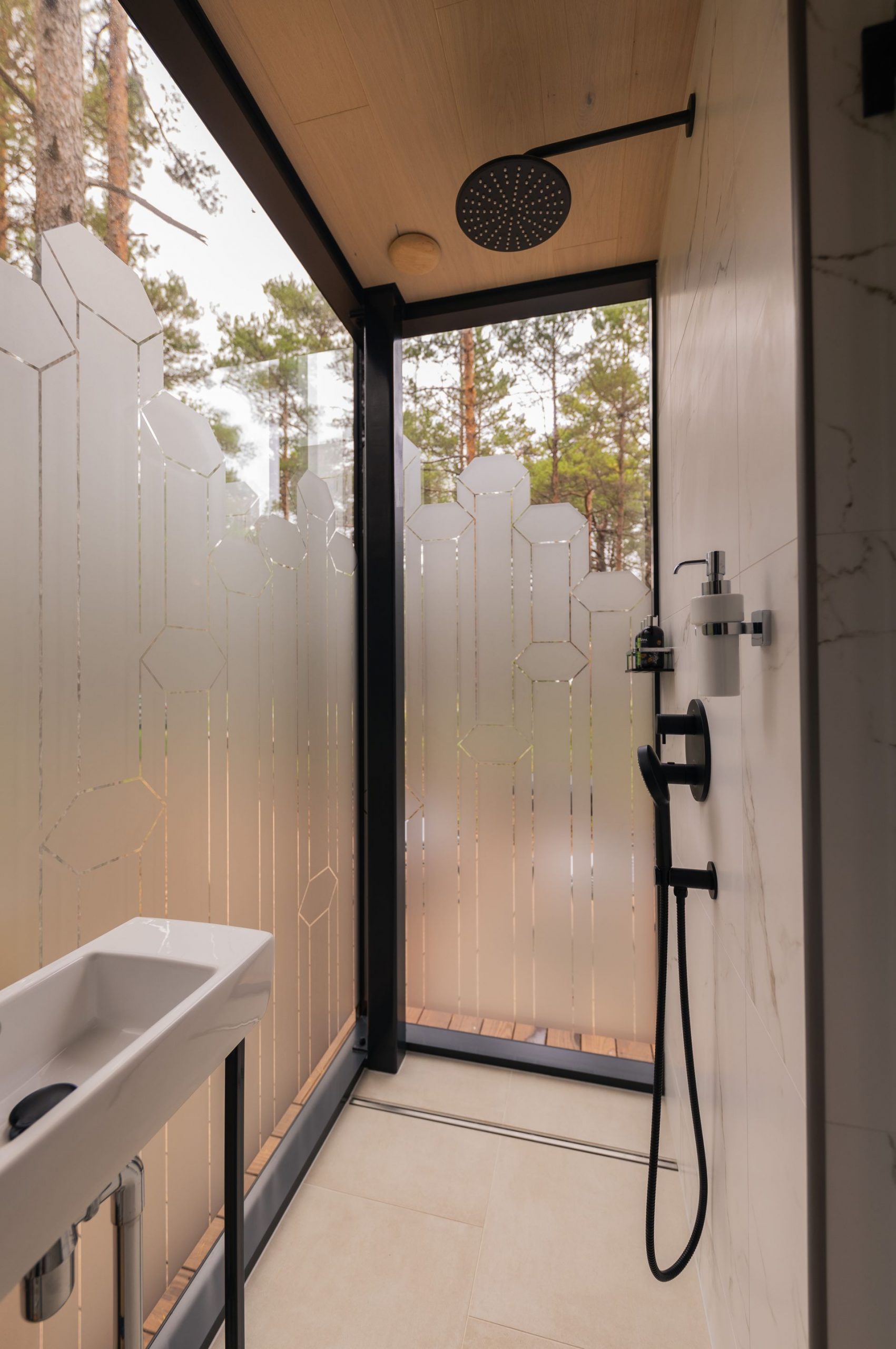 salle de bain design avec fenêtre vitrage sablé salle de bain design avec fenêtre vitrage sablé
