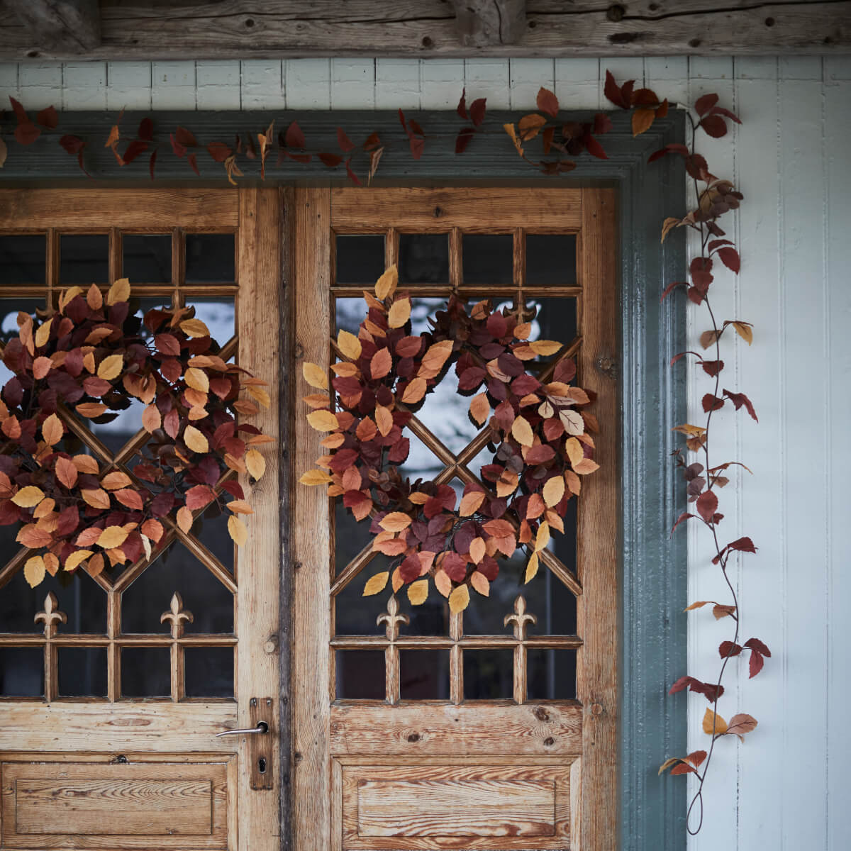 porte avec guirlande automne tons roux