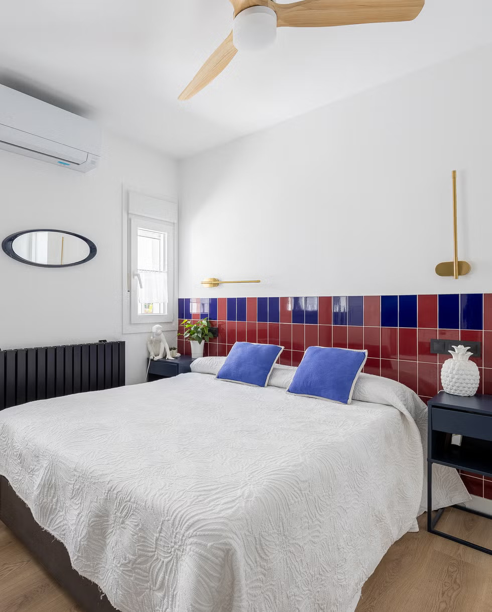 chambre tête de lit carrelage appartement 70m2 décoration design et colorée
