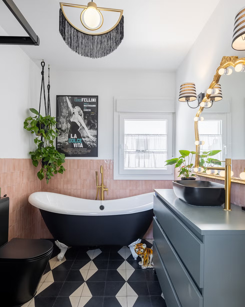 salle de bain glamour et vintage décoration colorée