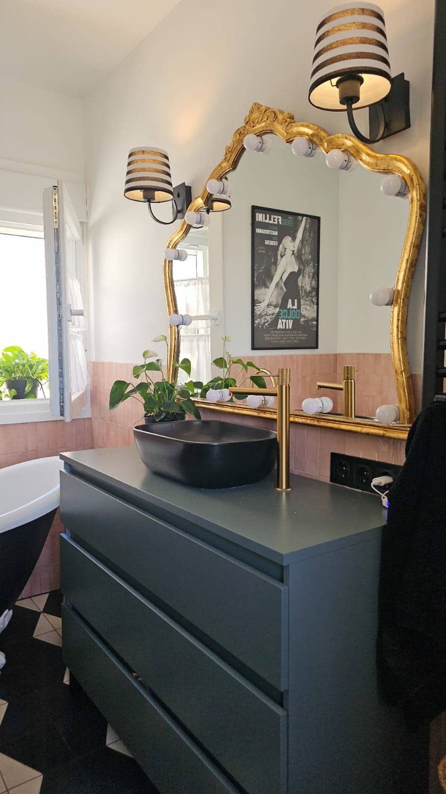 salle de bain glamour et vintage décoration colorée