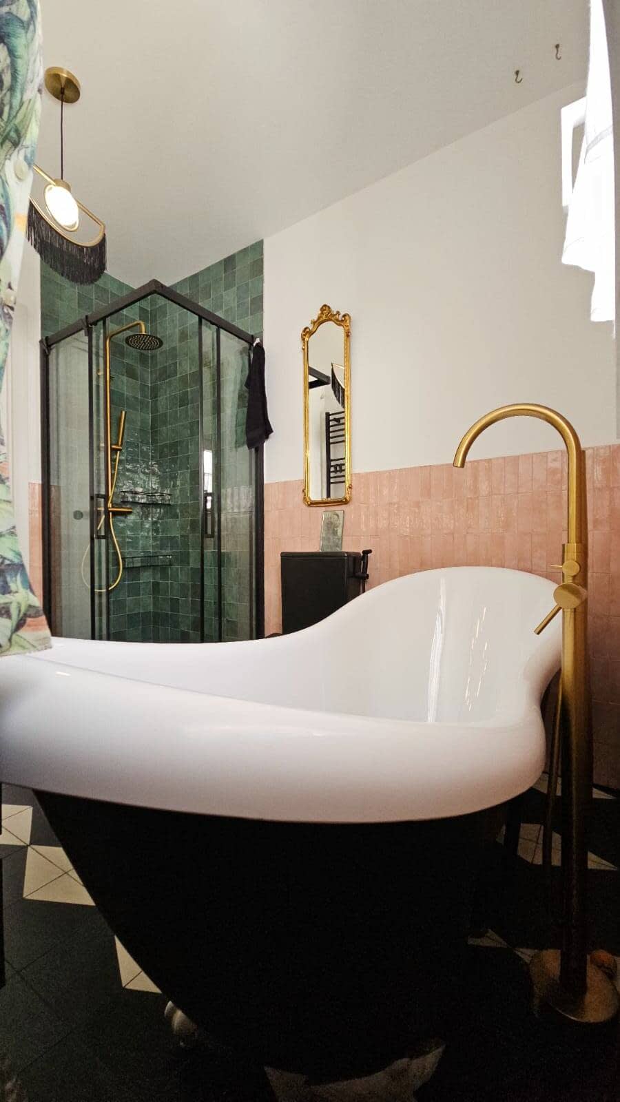 salle de bain glamour et vintage décoration colorée