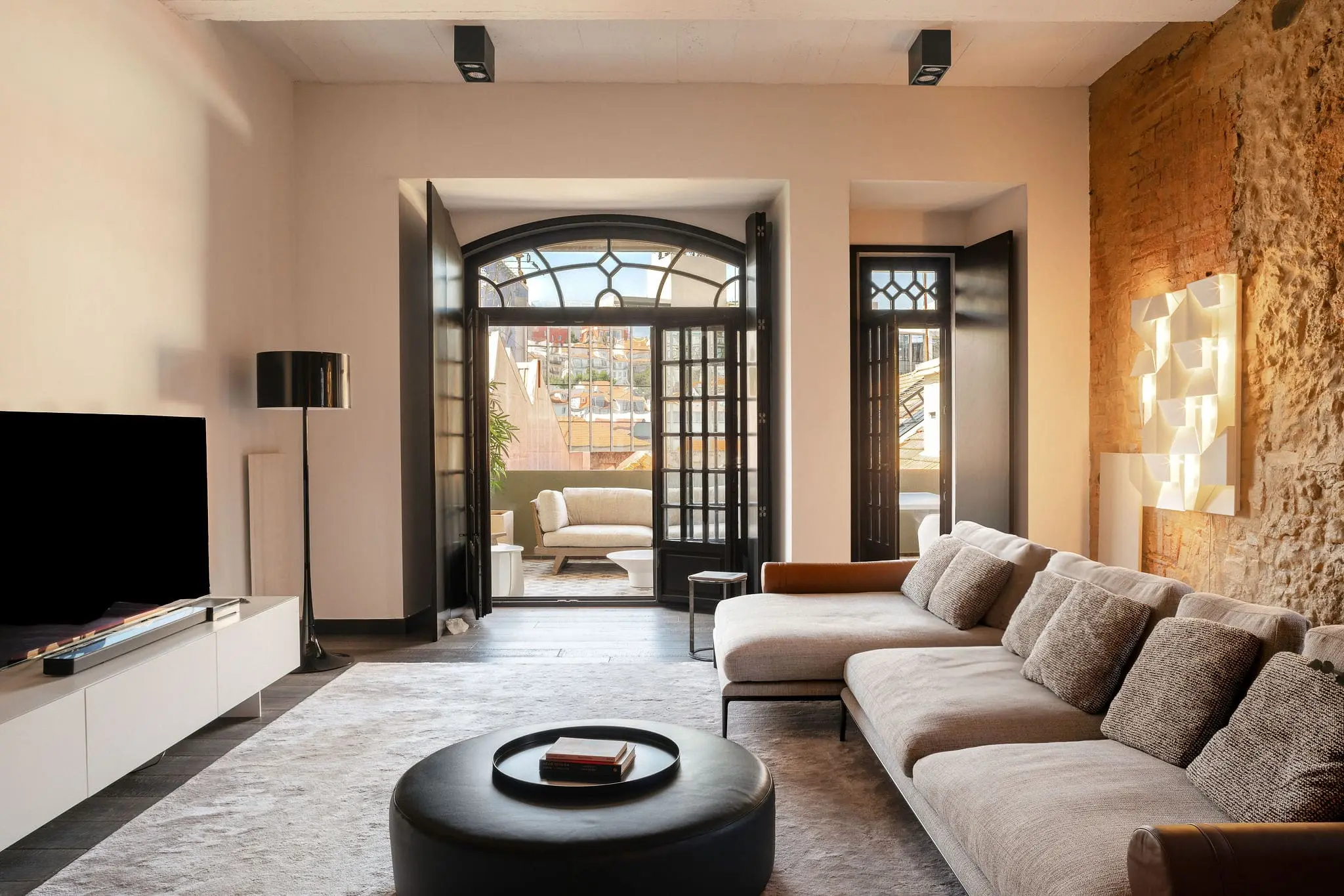 salon mur de pierres appartement rénové décoration contemporaine