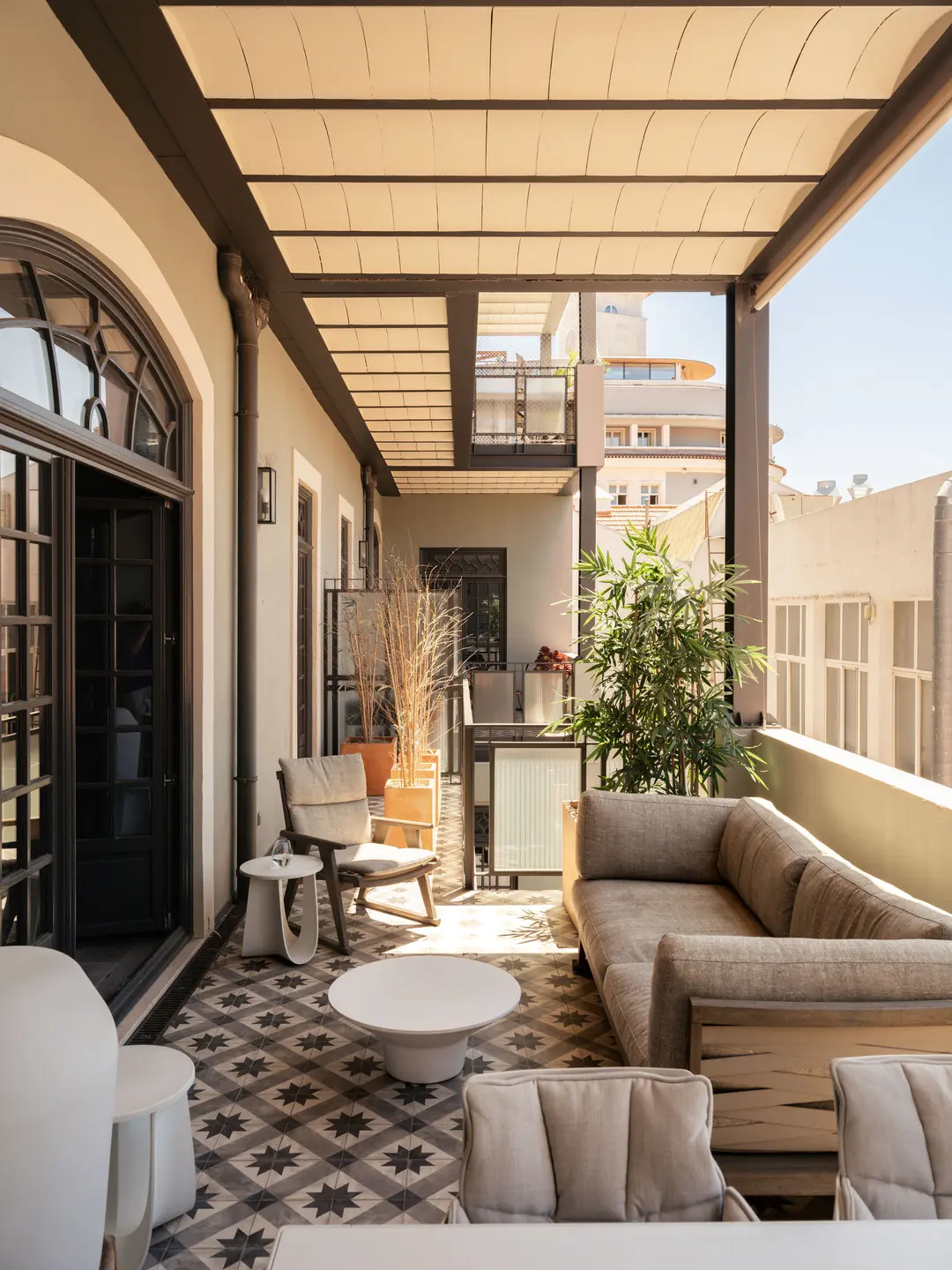 terrasse décoration design sol carreaux de ciments blancs et gris