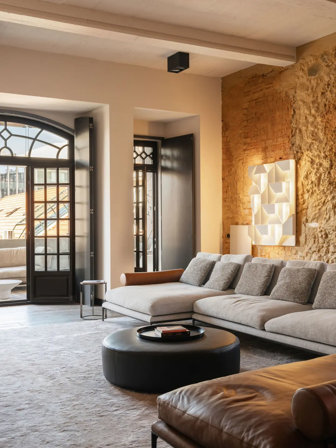 salon mur de pierres appartement rénové décoration contemporaine