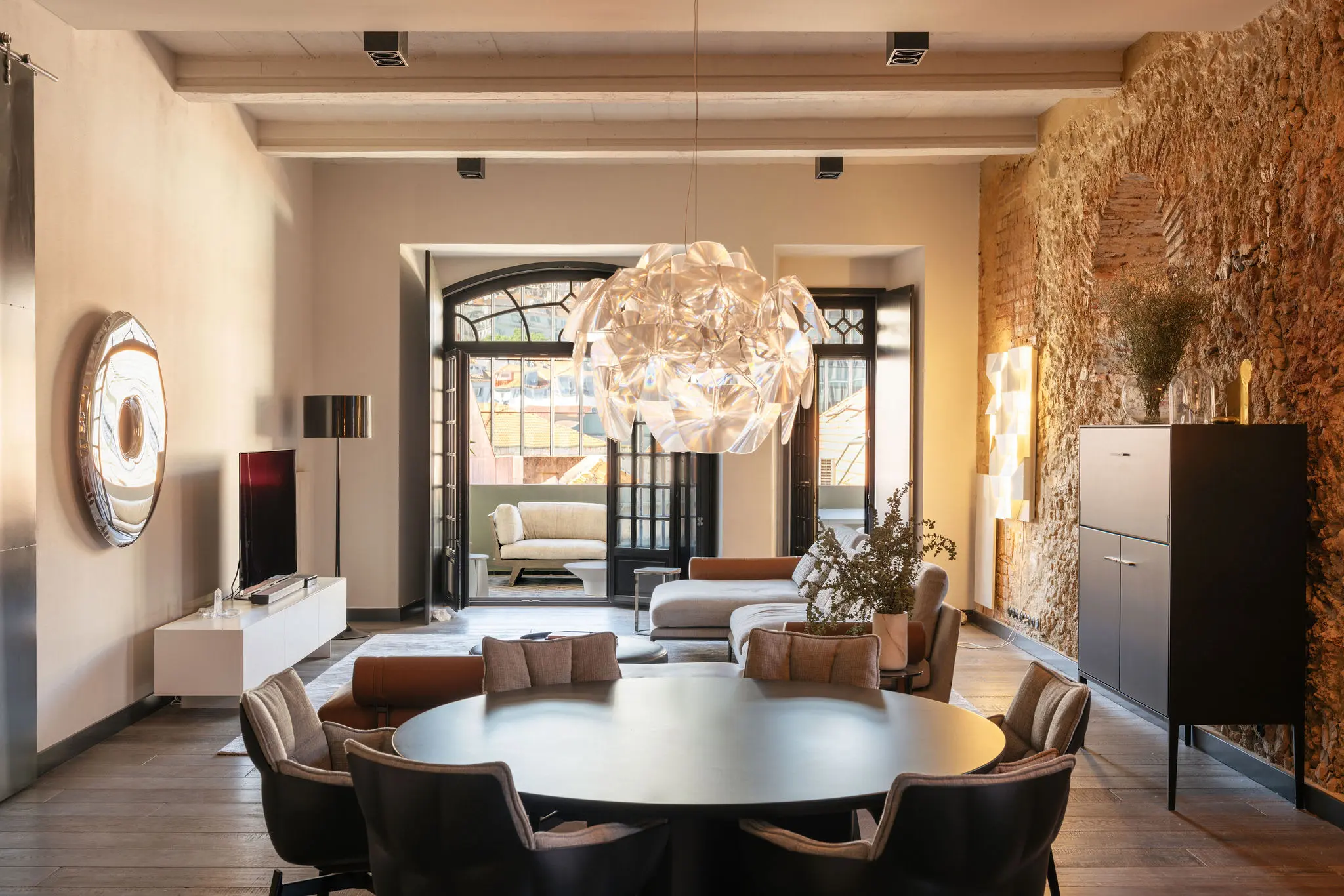 salle à manger et salon mur de pierres appartement rénové décoration contemporaine
