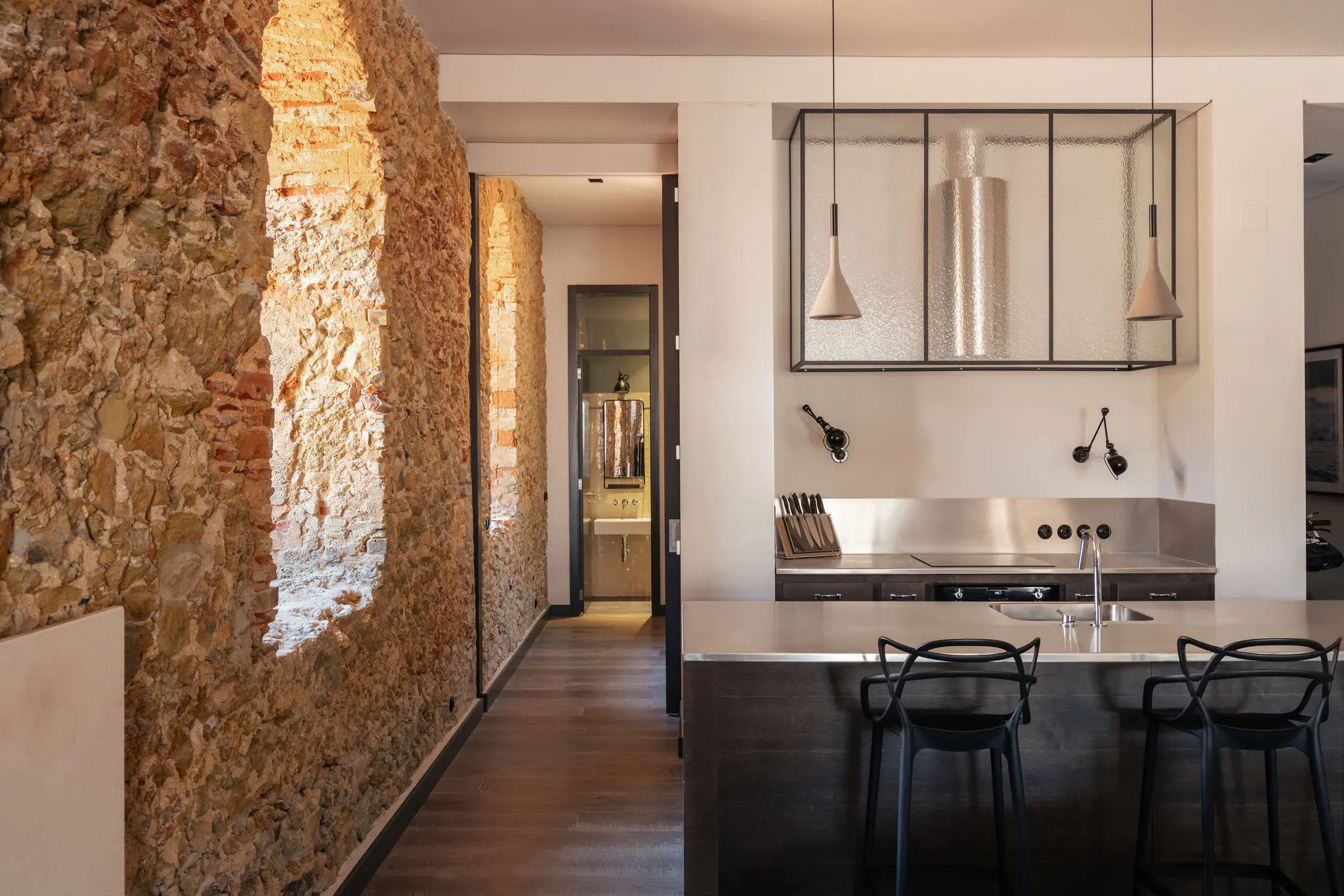 cuisine mur de pierres appartement rénové décoration contemporaine