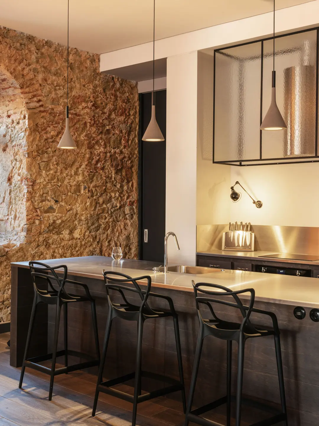 cuisine mur de pierres appartement rénové décoration contemporaine