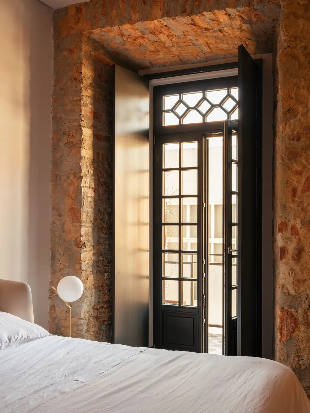 chambre mur de pierres appartement rénové décoration contemporaine
