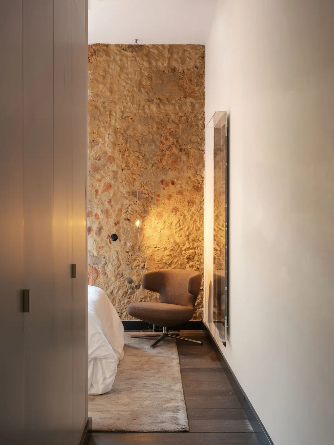 chambre mur de pierres appartement rénové décoration contemporaine