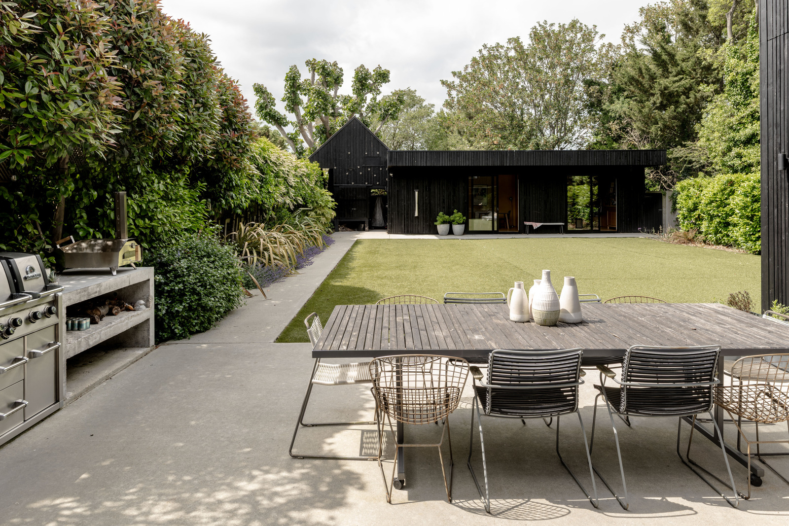 maison en bois noir aux lignes géométriques maison en bois noir aux lignes géométriques