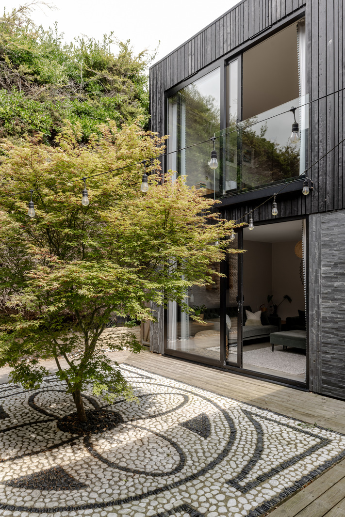maison en bois noir aux lignes géométriques maison en bois noir aux lignes géométriques