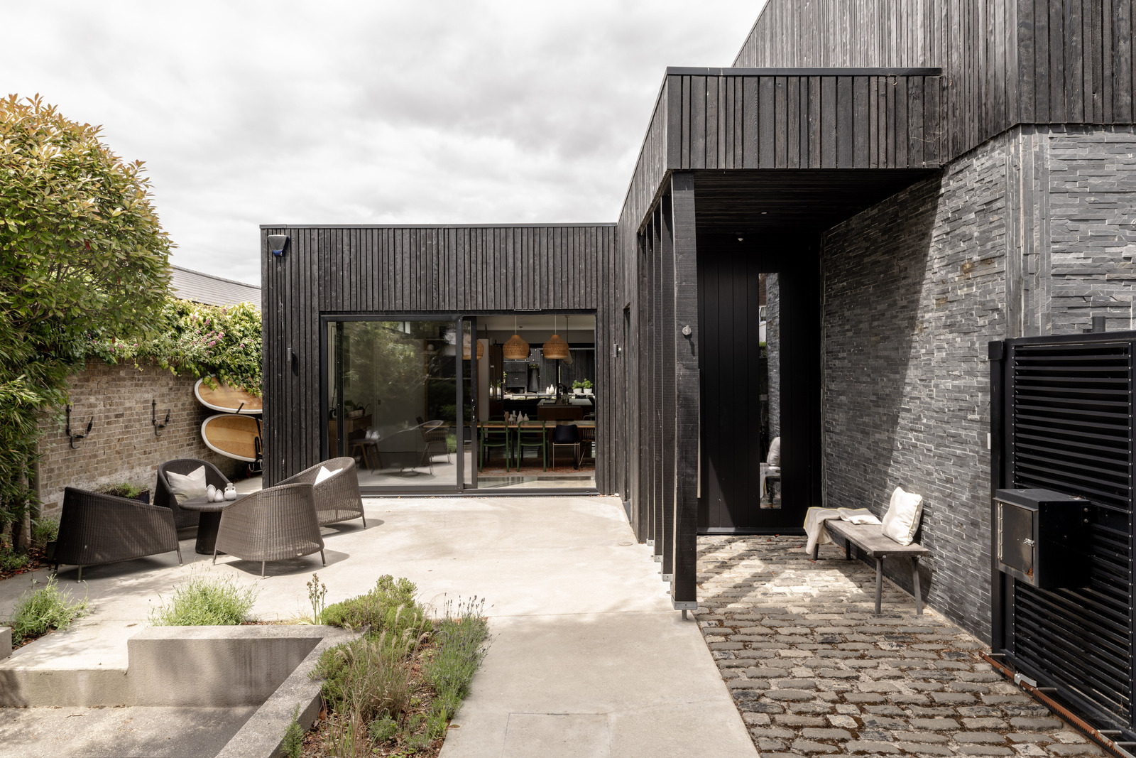 maison en bois noir aux lignes géométriques maison en bois noir aux lignes géométriques