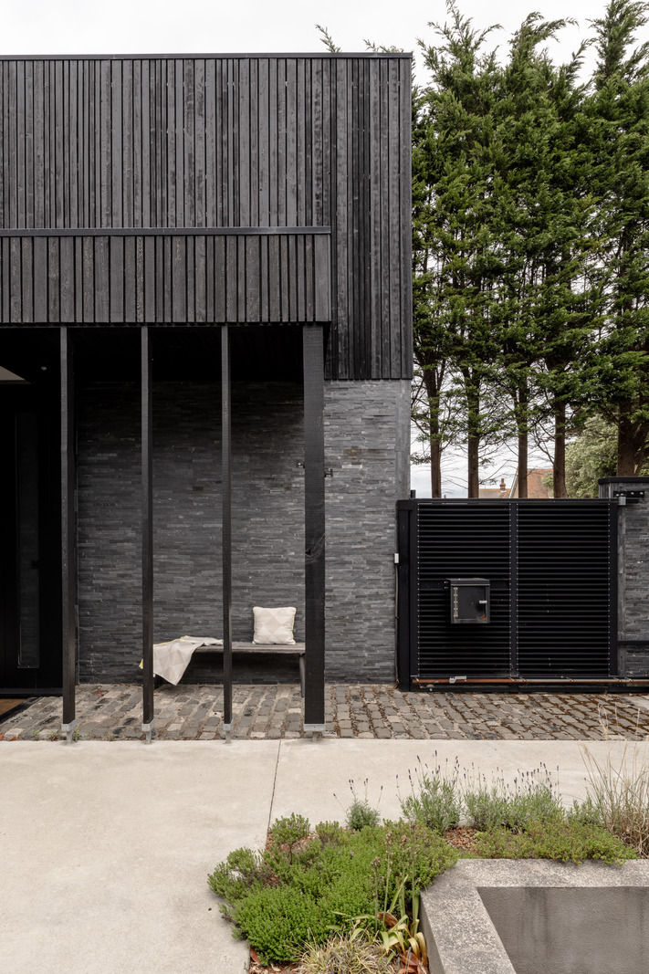 maison en bois noir aux lignes géométriques maison en bois noir aux lignes géométriques