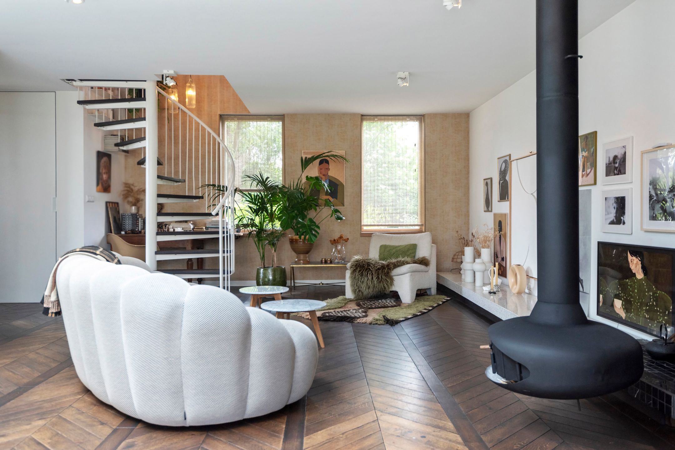 salon avec escalier décoration design canapé Bubble Roche Bobois cheminée suspendue salon avec escalier décoration design canapé Bubble Roche Bobois cheminée suspendue