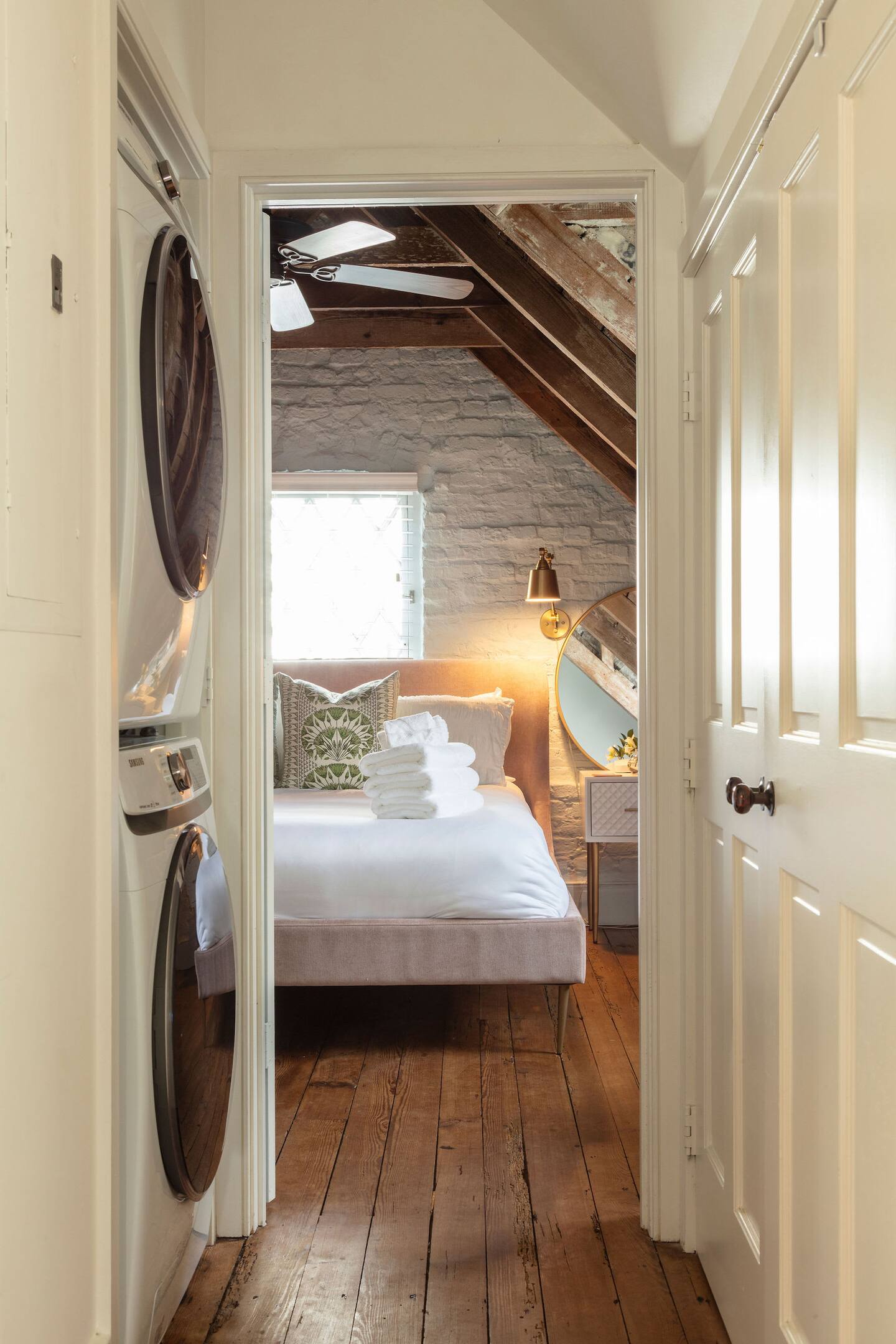 chambre mansardée avec poutres mur brique blanche chambre mansardée avec poutres mur brique blanche