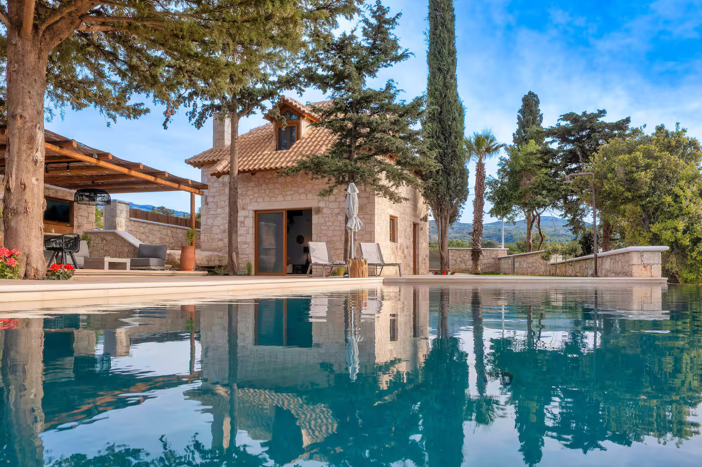 jardin avec piscine maison en pierres Sunshine Villa