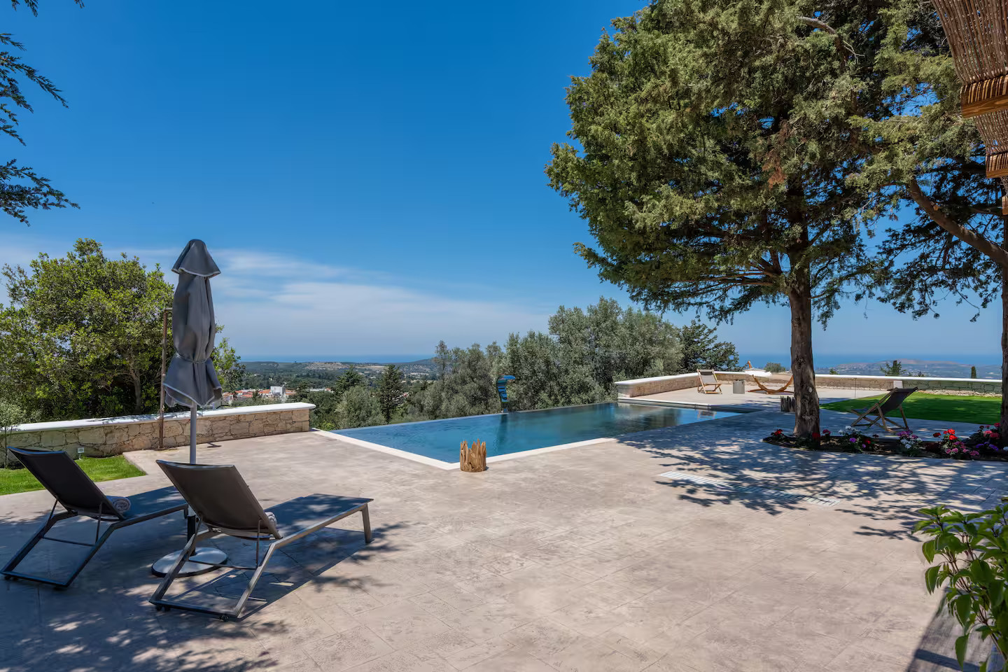 jardin avec piscine Sunshine Villa