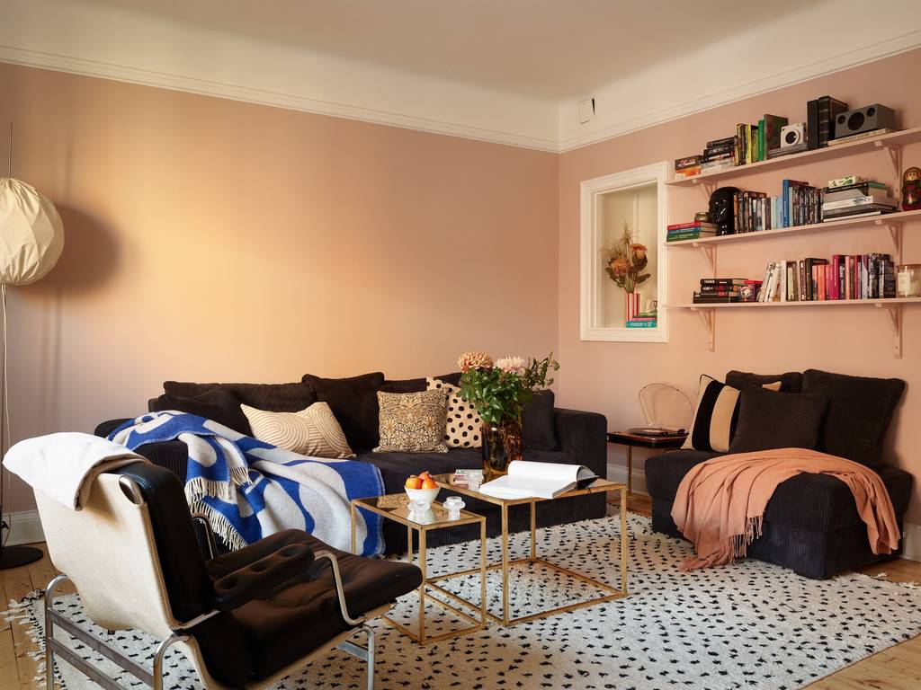 salon murs roses appartement vintage de 69m2