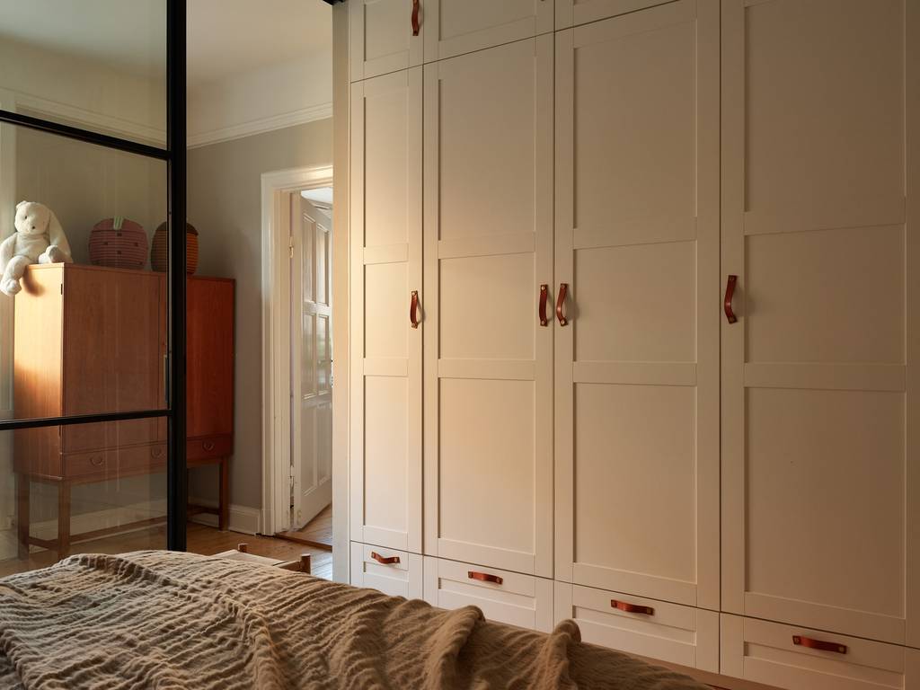 chambre murs beiges avec placards 