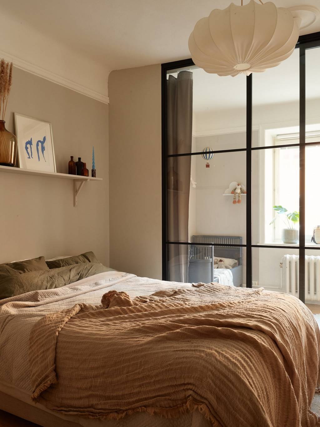 chambre murs beiges avec verrière