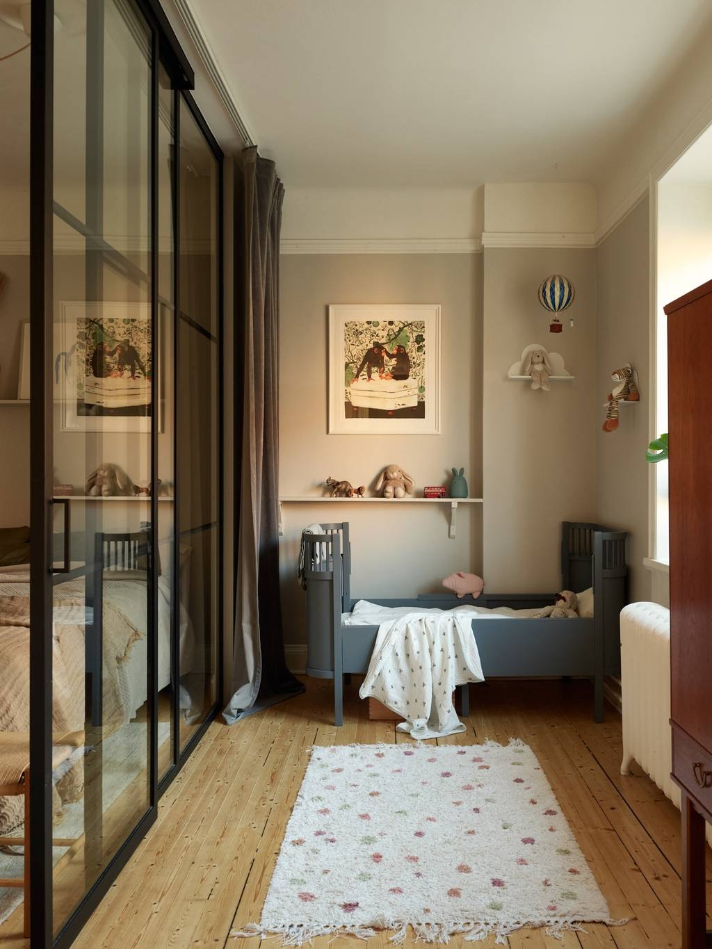 chambre enfant avec verrière murs beiges