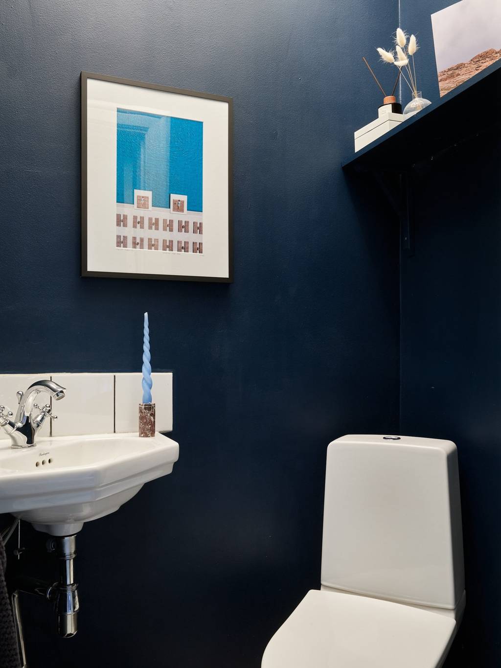 toilettes murs bleu marine
