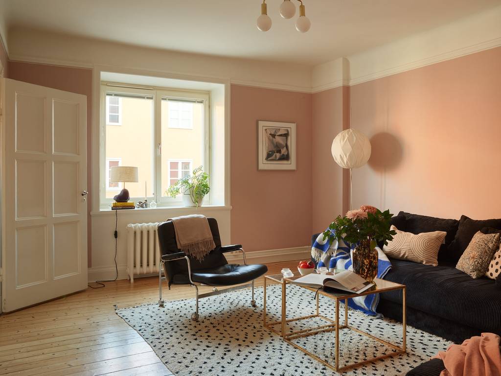 salon murs roses appartement vintage de 69m2