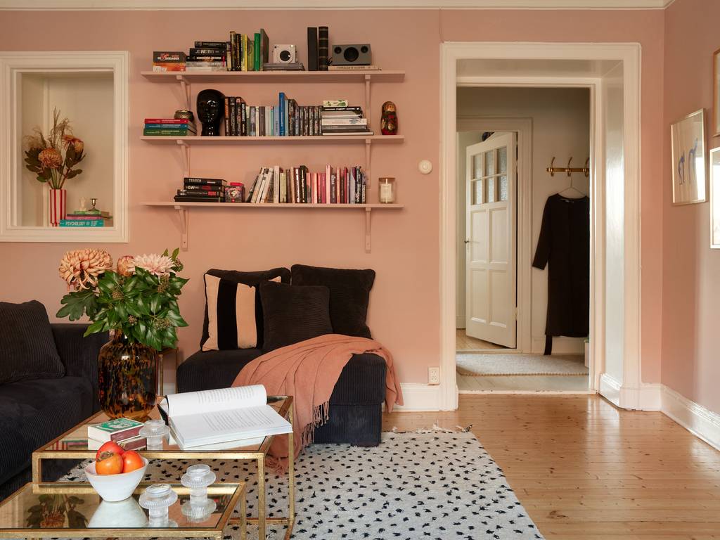 salon murs roses appartement vintage de 69m2