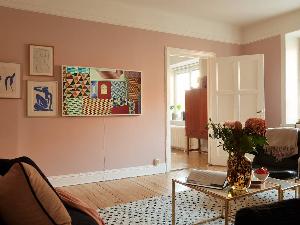 salon murs roses appartement vintage de 69m2