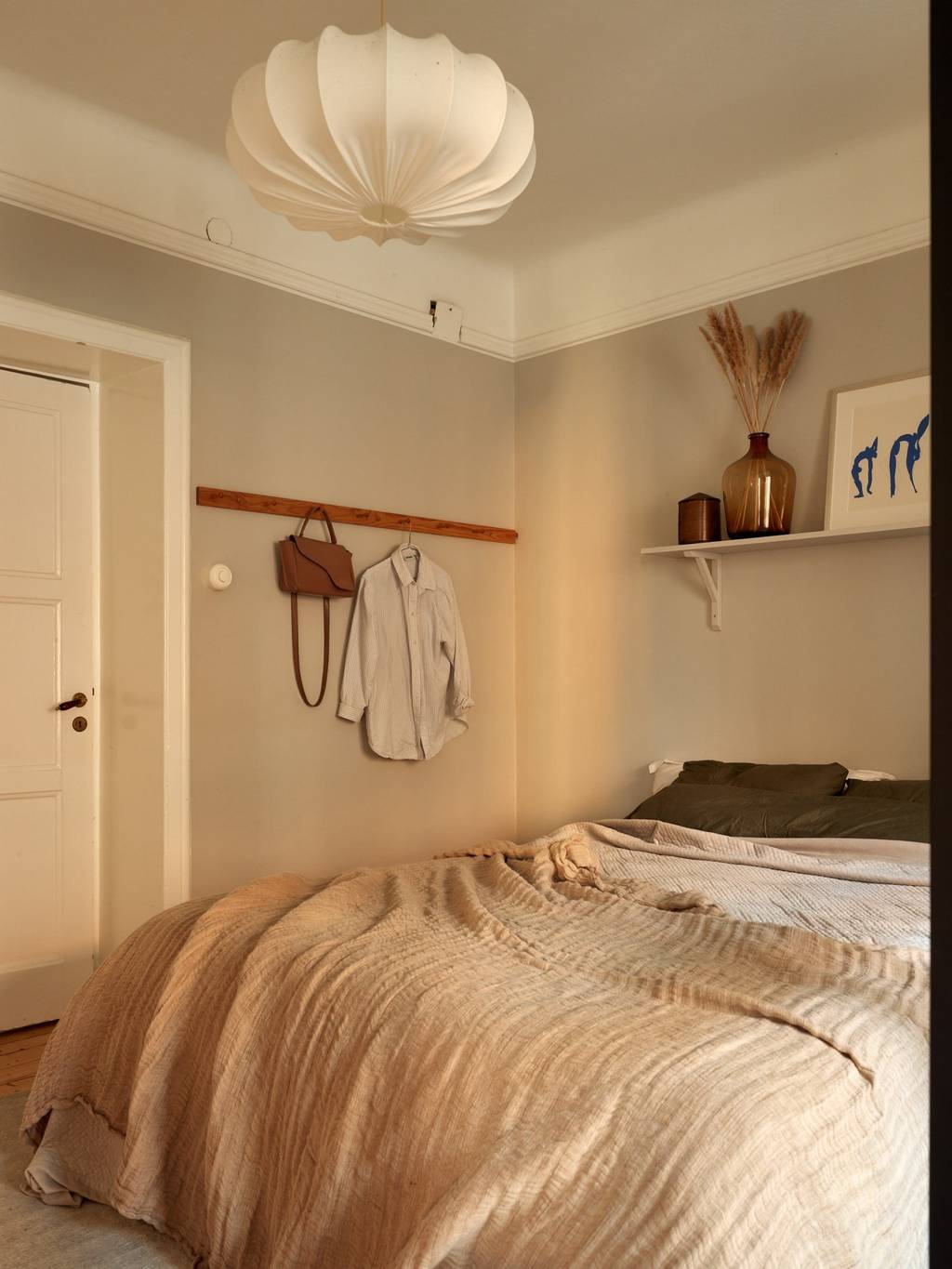 chambre murs beiges