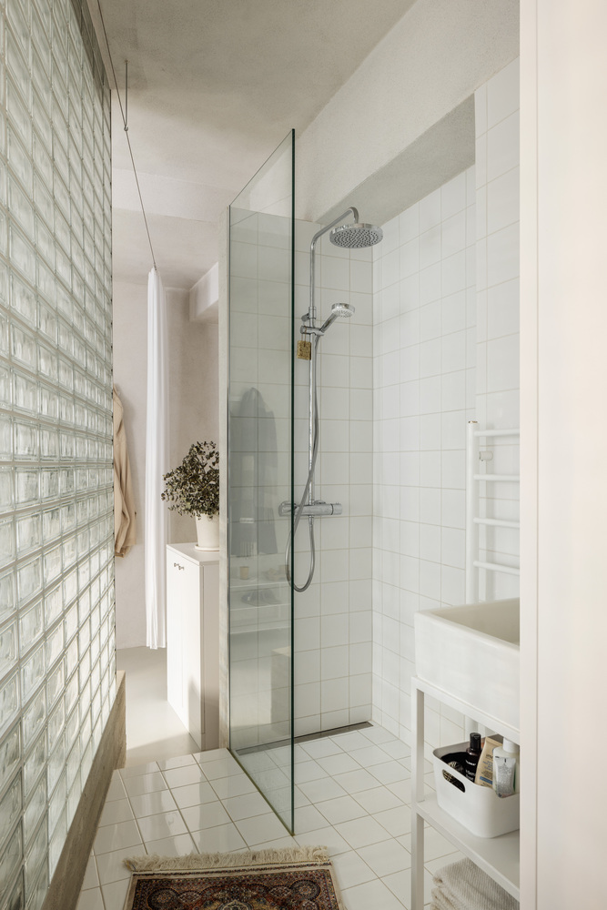 salle de bain design avec cloison pavés de verre rectangulaires