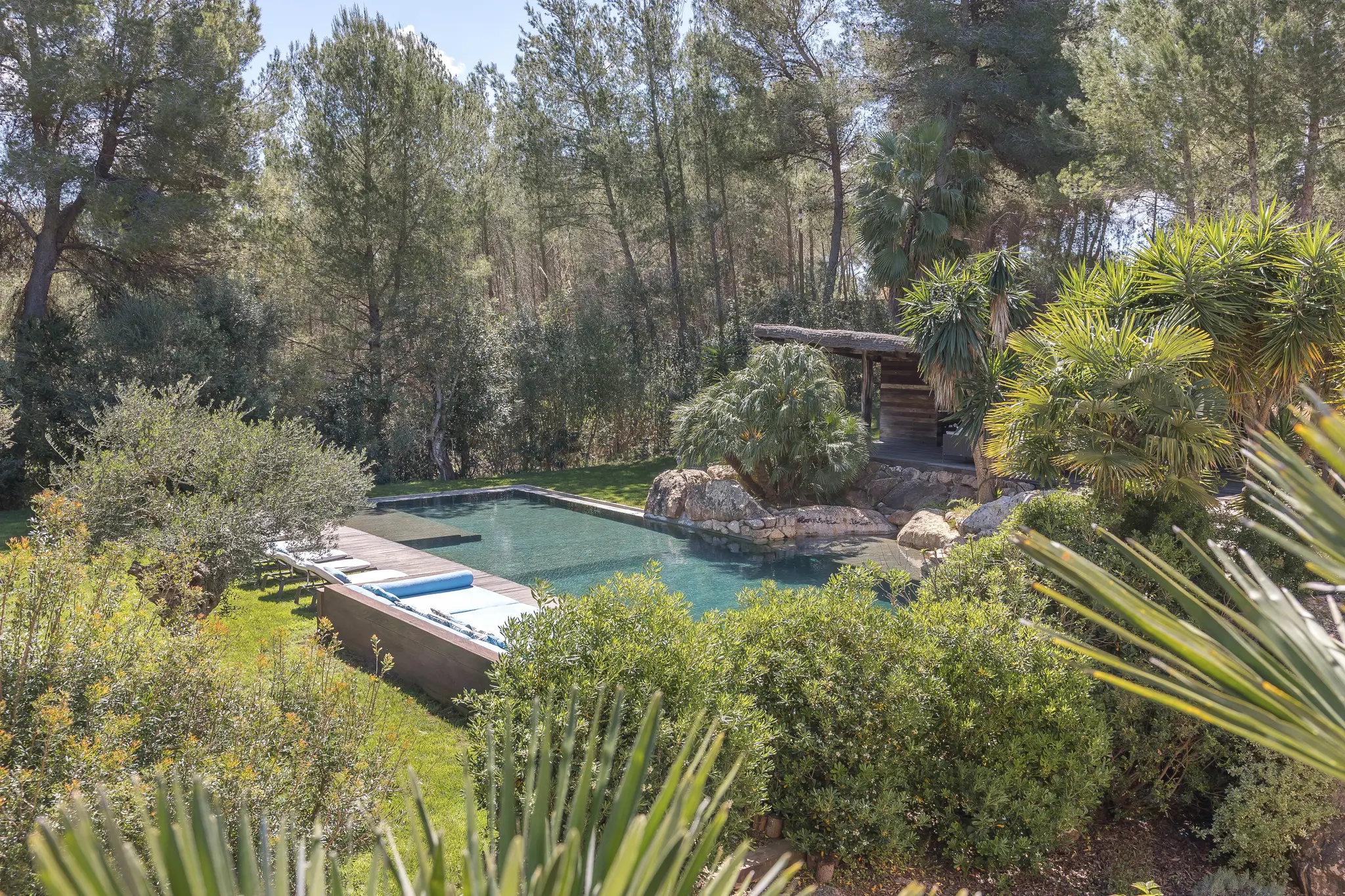 piscine dans jardin maison Ibiza
