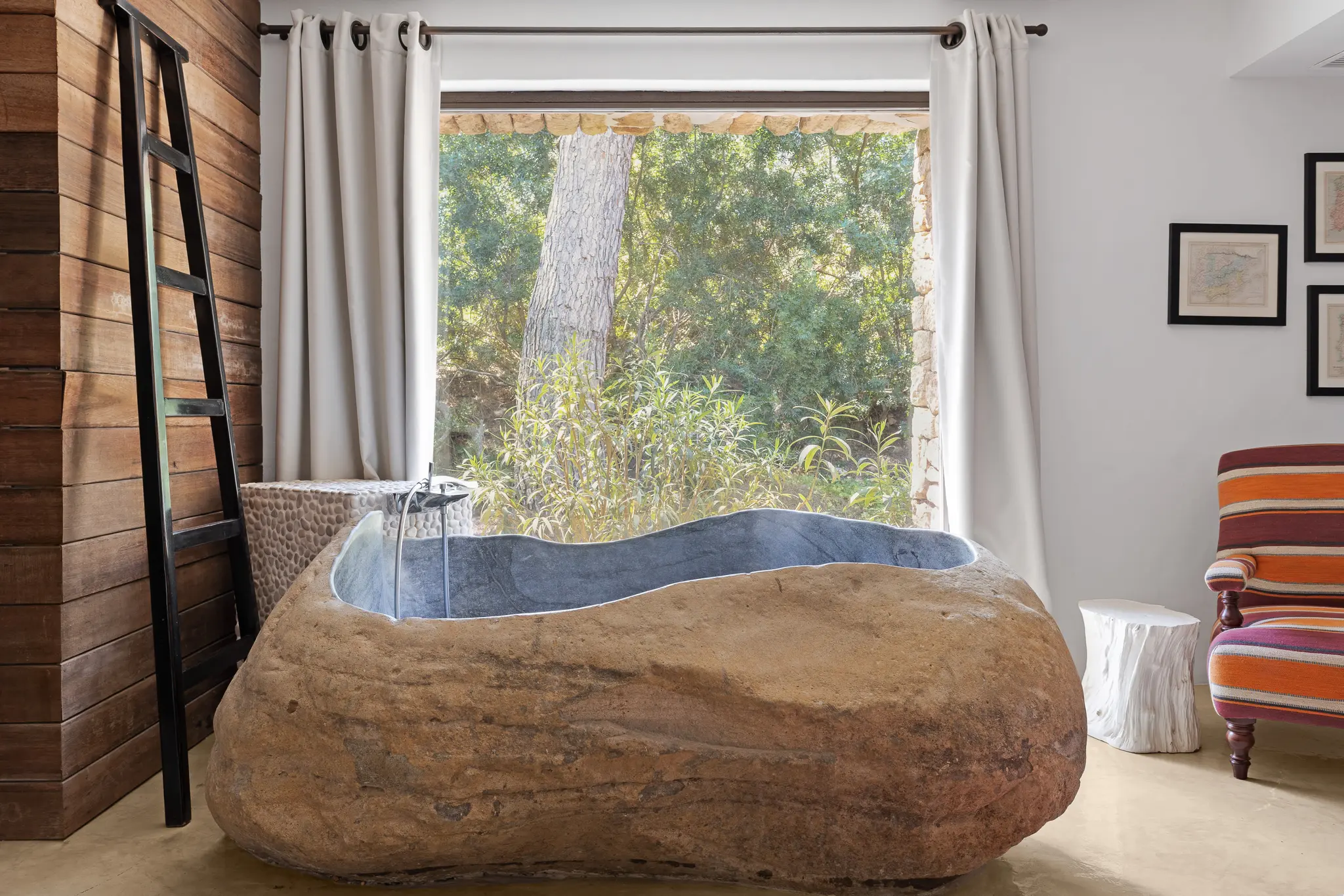 baignoire en forme de pierre galet
