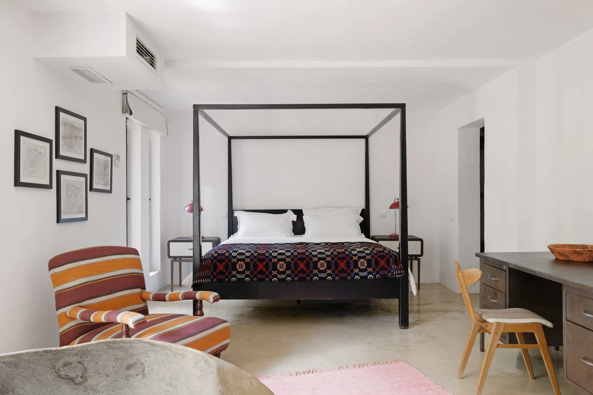 chambre décoration contemporaine avec lit à baldaquin