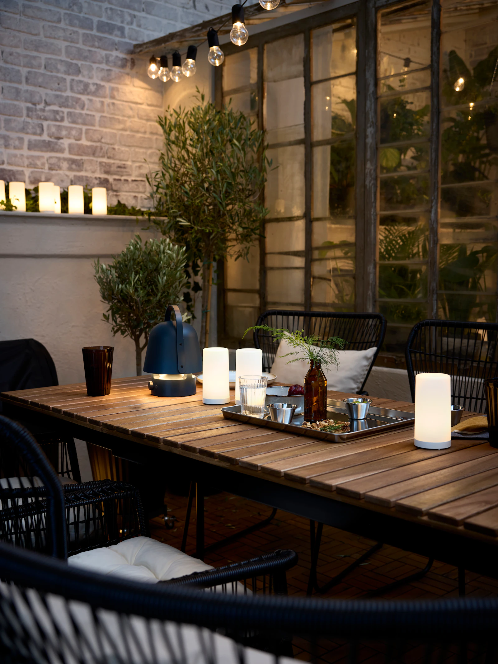 terrasse en ville aménagée par IKEA vue nuit