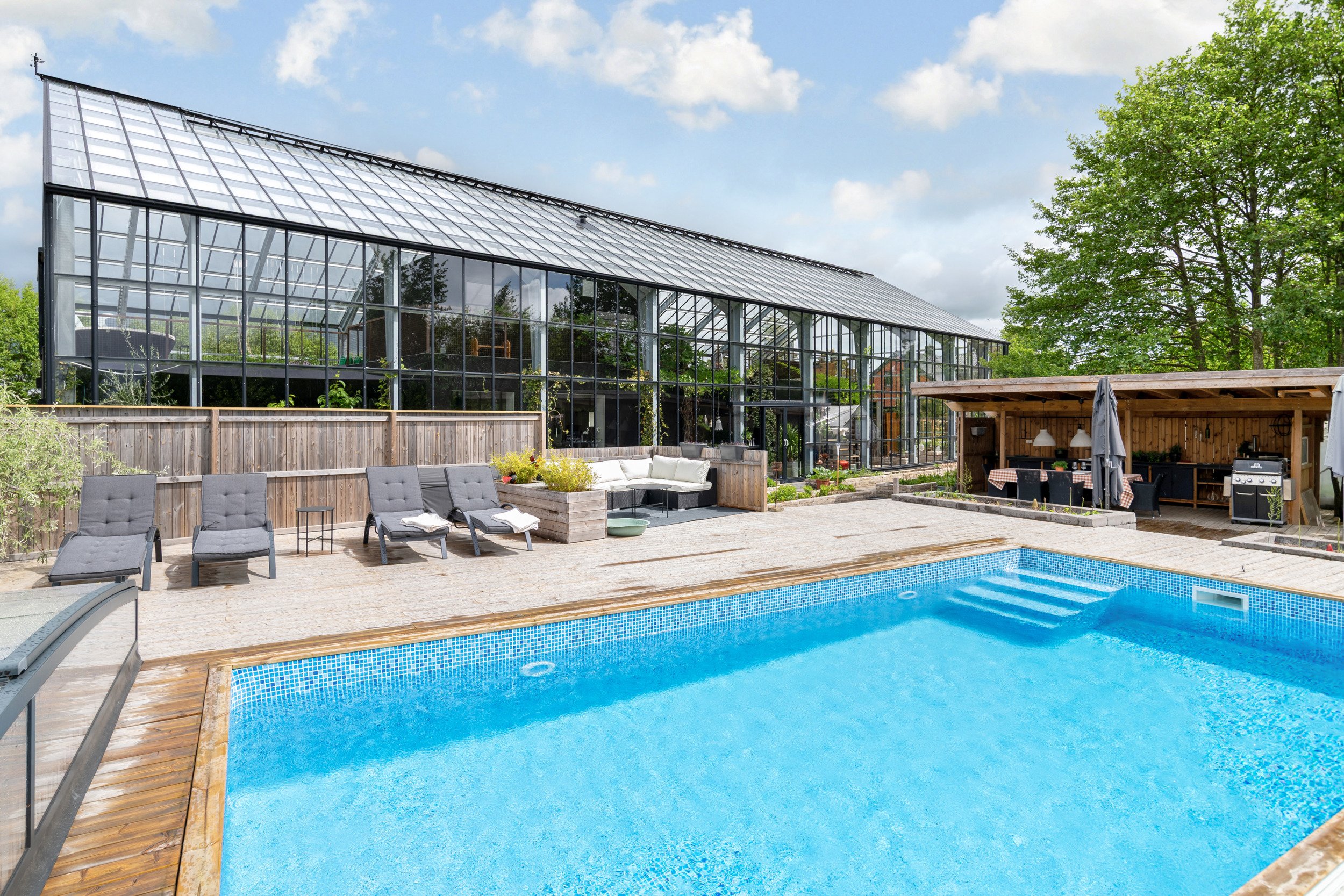 maison de verre façon serre avec piscine maison de verre façon serre avec piscine