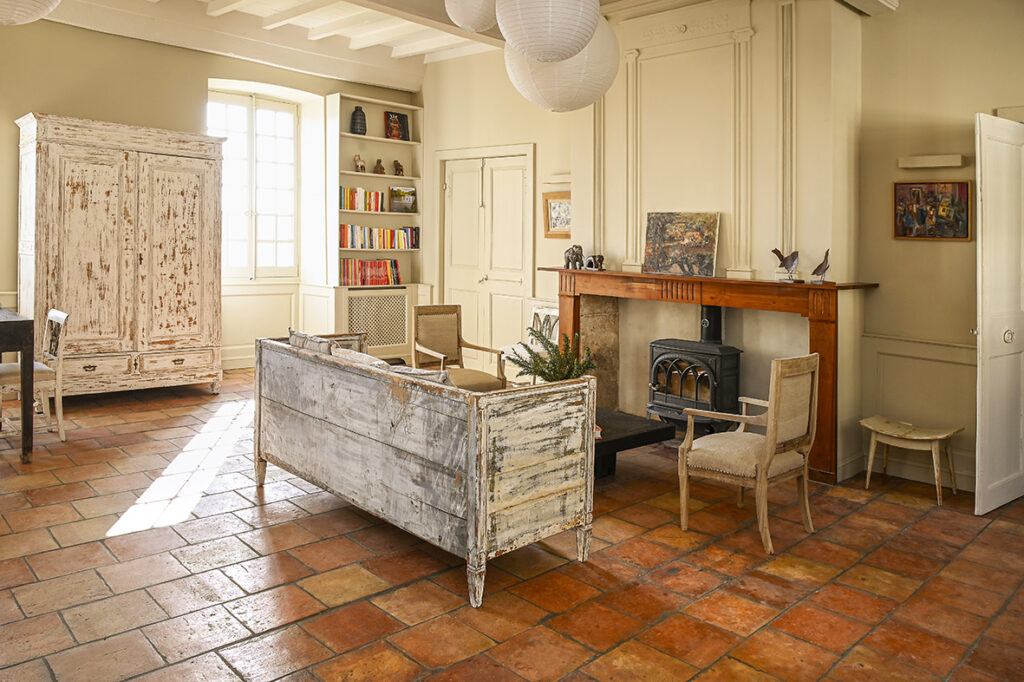 salon décoration rustique maison en pierres Latour en Quercy blanc
