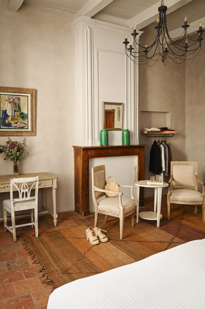 chambre avec poutres décoration rustique maison en pierres Latour en Quercy blanc